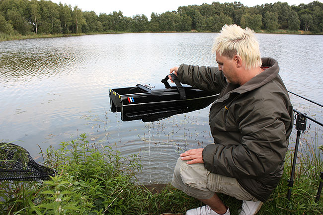 Handle allows the boat to be easily carried and lifted from the water